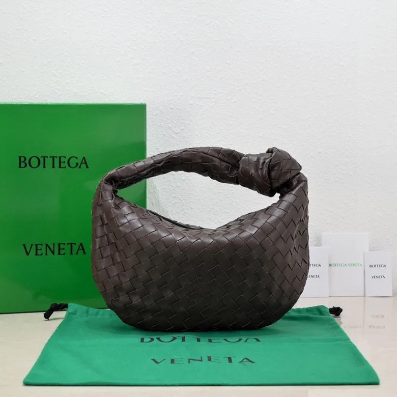 Batch 1460 BV Bottega Veneta 2022 Early Spring New Ladies Medium JODIE Handbag BV Bag 🔥The new method is to round the corners on the original basis and knot the round hobo bag with classic woven leather. The most iconic triangular pull-out design, using sheepskin draped soft shape, is super suitable for concave shapes~ Jodie feels really gentle to people, and is definitely the best item for daily matching. It has the same weave, new elements and twists, and is versatile. It is the new favorite of street style Internet celebrities! Size: 36*21*13 Model: 6697